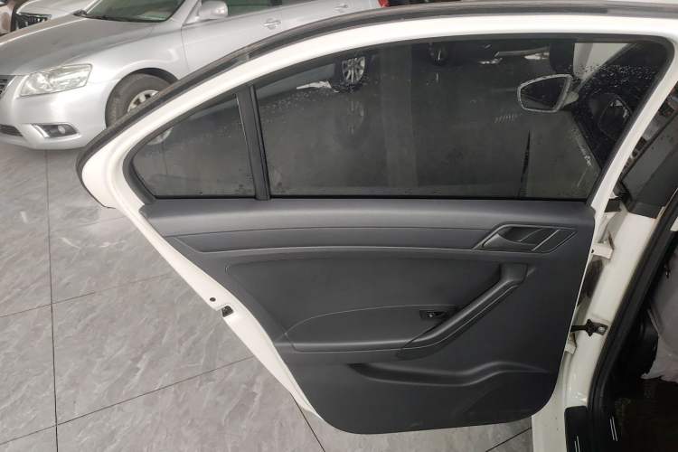 Used Volkswagen Jetta 2015 1.6L Manual Fashion Edition Interior 8