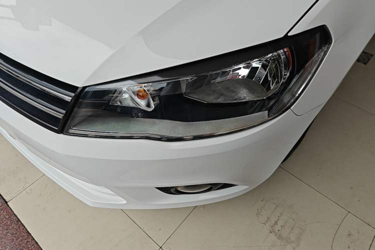Used Volkswagen Jetta 2015 Value Edition 1.6L Automatic Comfort Version Left Front Headlight