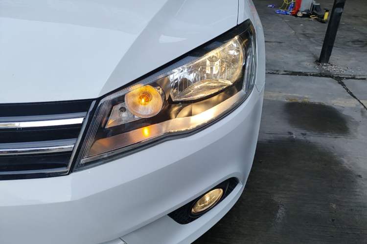 Used Volkswagen Jetta 2015 Value Edition 1.6L Automatic Comfort Version Left Front Headlight