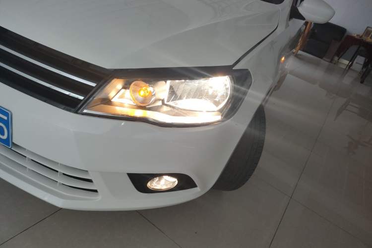 Used Volkswagen Jetta 2015 Value Edition 1.6L Automatic Comfort Version Left Front Headlight