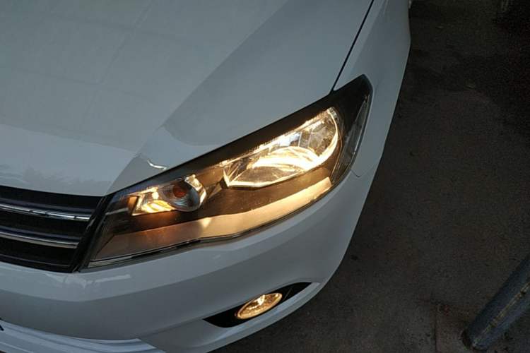 Used Volkswagen Jetta 2015 Value Edition 1.6L Automatic Comfort Version Left Front Headlight