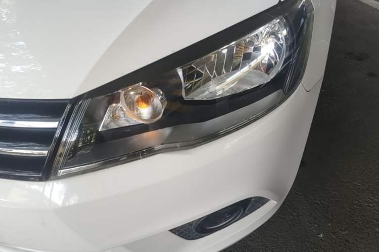 Used Volkswagen Jetta 2015 Value Edition 1.6L Automatic Comfort Version Left Front Headlight