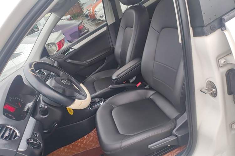 Used Volkswagen Jetta 2015 Value Edition 1.6L Automatic Comfort Version Left Front Seat
