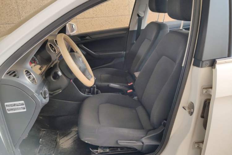 Used Volkswagen Jetta 2015 Value Edition 1.6L Manual Fashionable Style Left Front Seat