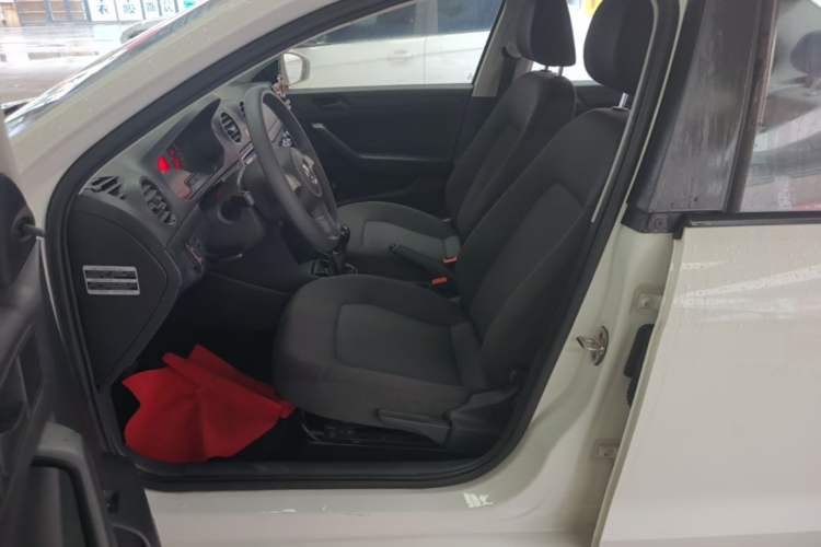 Used Volkswagen Jetta 2015 1.6L Manual Fashion Edition Left Front Seat