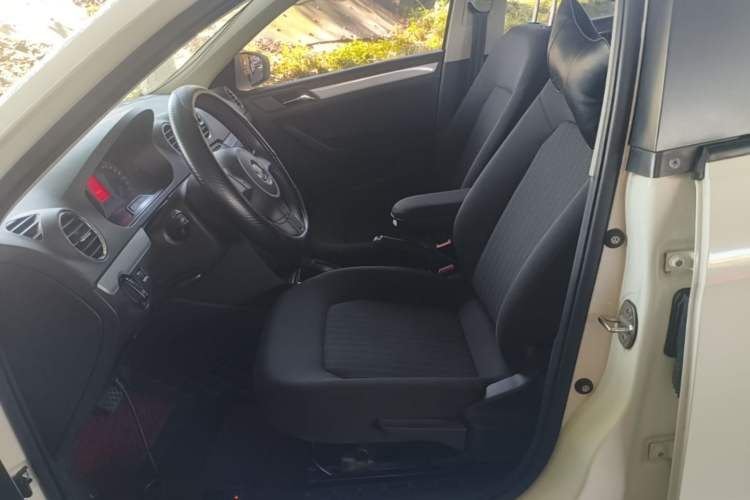 Used Volkswagen Jetta 2015 Value Edition 1.6L Automatic Comfort Version Left Front Seat