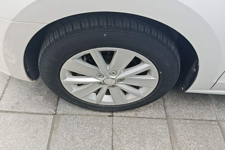 Used Volkswagen Jetta 2015 1.6L Manual Comfort Model Left Front Wheel Hub