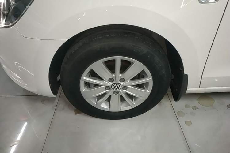 Used Volkswagen Jetta 2015 Zhuihui Edition 1.4L Manual Fashion Model Left Front Wheel Hub
