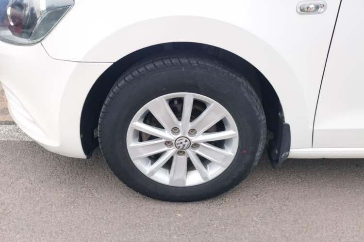Used Volkswagen Jetta 2015 1.6L Automatic Fashion Model Left Front Wheel Hub