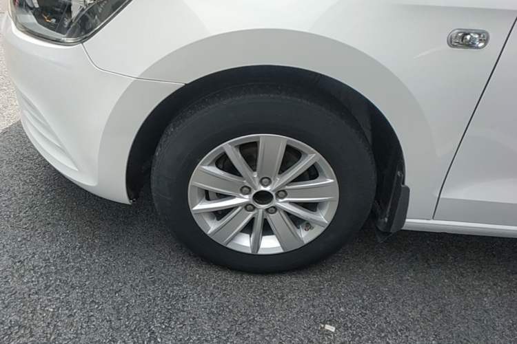 Used Volkswagen Jetta 2015 Value Edition 1.6L Manual Fashionable Style Left Front Wheel Hub