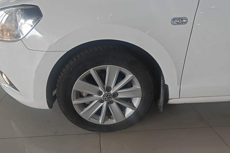 Used Volkswagen Jetta 2015 1.6L Automatic Comfort Model Left Front Wheel Hub
