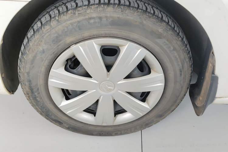 Used Volkswagen Jetta 2015 Value Edition 1.6L Automatic Fashion Version Left Front Wheel Hub