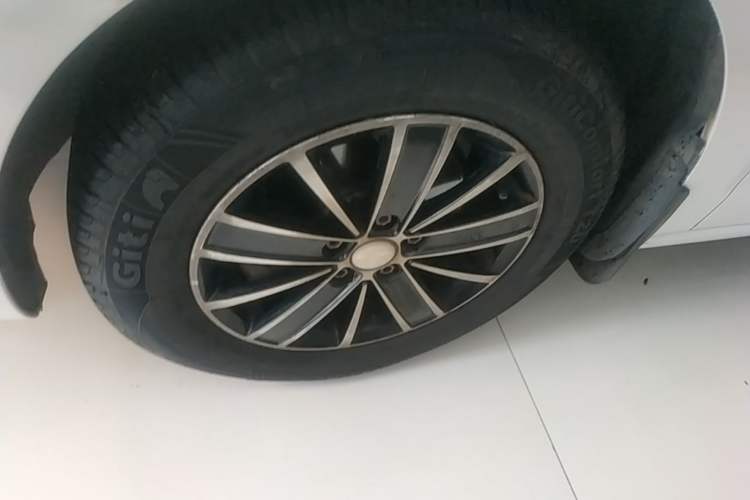 Used Volkswagen Jetta 2015 Value Edition 1.6L Automatic Fashion Version Left Front Wheel Hub