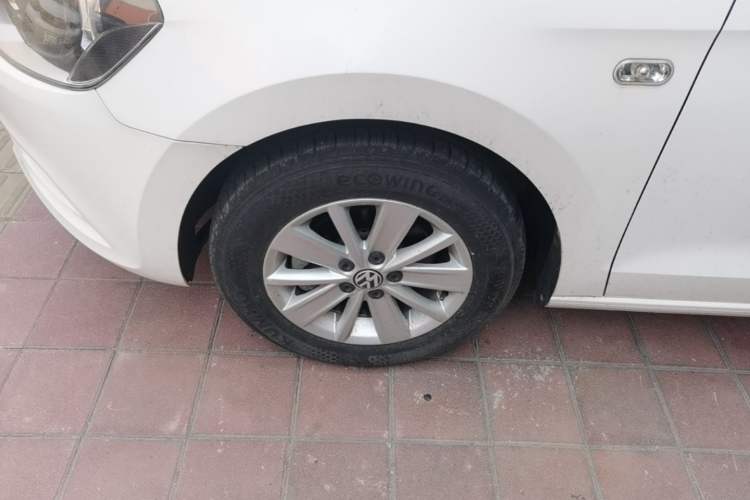 Used Volkswagen Jetta 2015 Value Edition 1.6L Manual Fashionable Style Left Front Wheel Hub