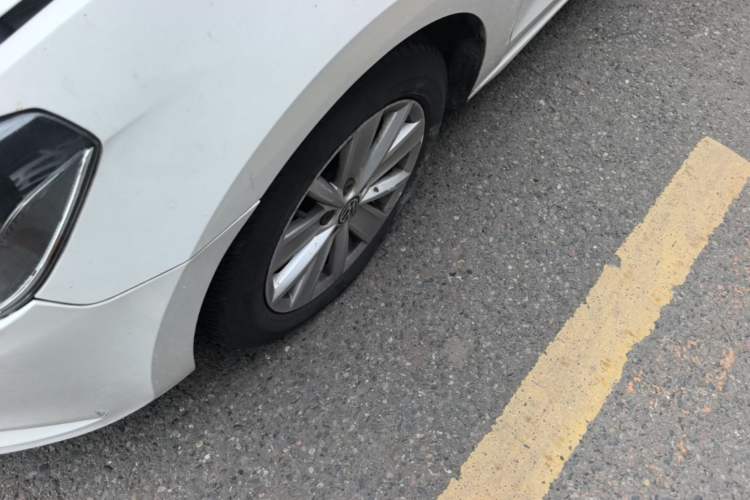 Used Volkswagen Jetta 2015 Value Edition 1.6L Automatic Comfort Version Left Front Wheel Hub