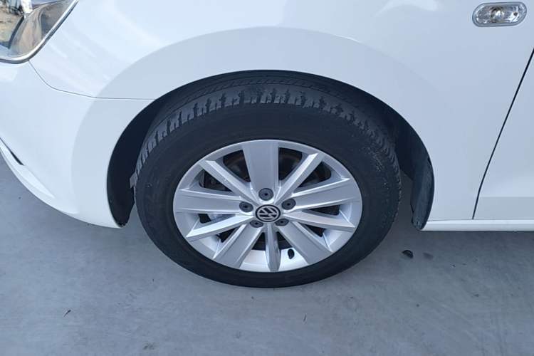 Used Volkswagen Jetta 2015 Zhuihui Edition 1.6L Manual Comfort Model Left Front Wheel Hub