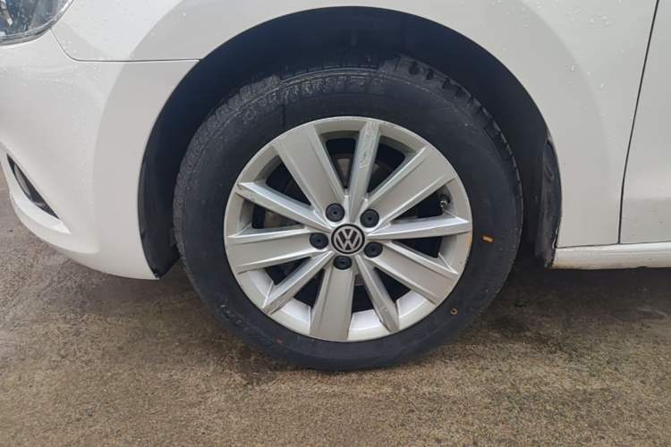 Used Volkswagen Jetta 2015 Value Edition 1.6L Automatic Comfort Version Left Front Wheel Hub