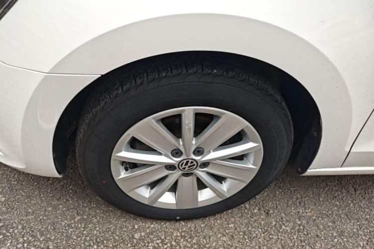 Used Volkswagen Jetta 2015 Zhuihui Edition 1.6L Manual Comfort Model Left Front Wheel Hub