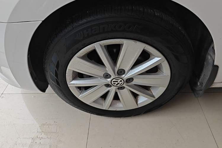 Used Volkswagen Jetta 2015 Value Edition 1.6L Automatic Comfort Version Left Front Wheel Hub