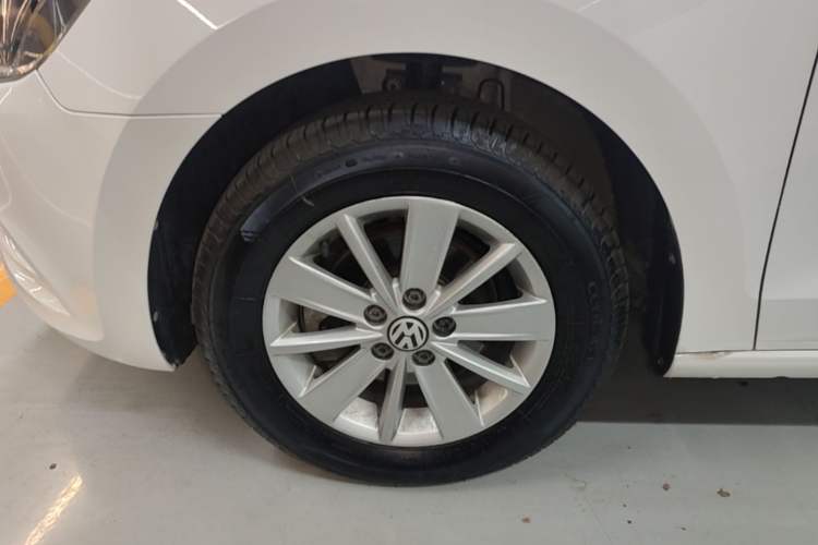 Used Volkswagen Jetta 2015 Value Edition 1.6L Manual Fashionable Style Left Front Wheel Hub