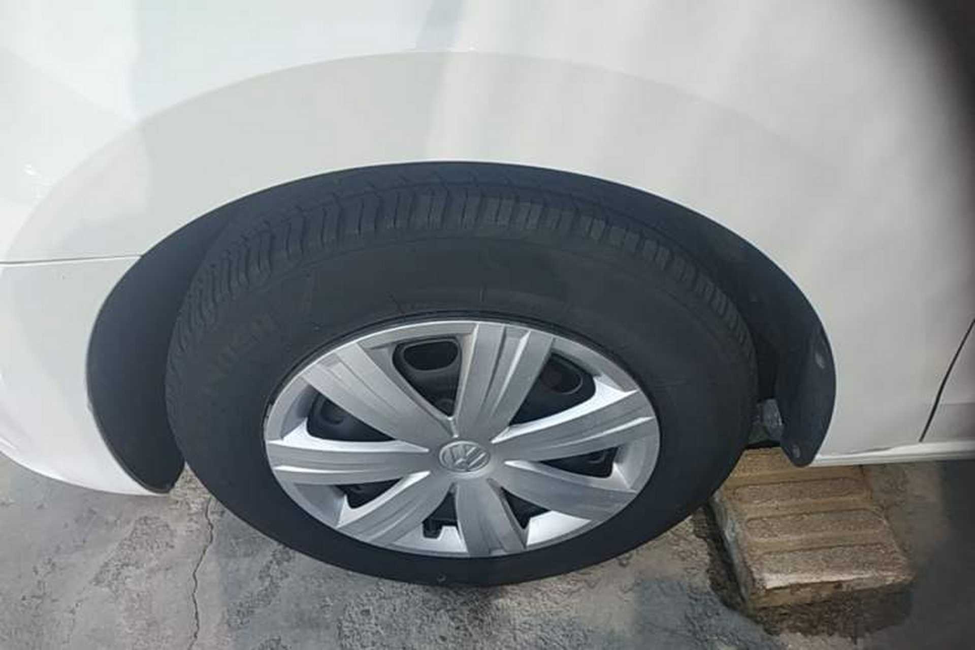 Used Volkswagen Jetta 2015 Value Edition 1.6L Automatic Fashion Version Left Front Wheel Hub