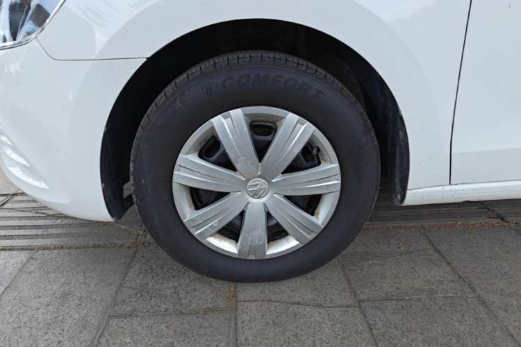 Used Volkswagen Jetta 2015 Value Edition 1.6L Manual Fashionable Style Left Front Wheel Hub