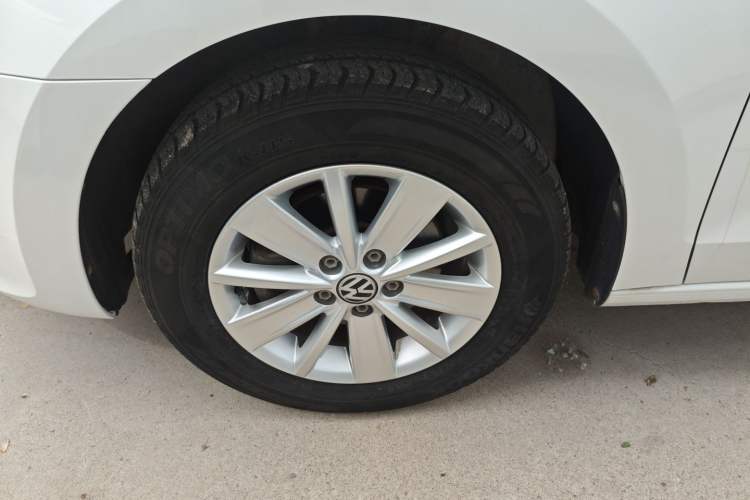 Used Volkswagen Jetta 2015 Value Edition 1.6L Manual Fashionable Style Left Front Wheel Hub