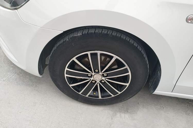 Used Volkswagen Jetta 2015 Zhuihui Edition 1.4L Manual Fashion Model Left Front Wheel Hub