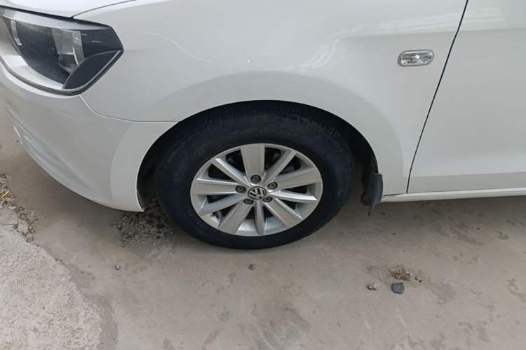 Used Volkswagen Jetta 2015 Value Edition 1.6L Automatic Fashion Version Left Front Wheel Hub