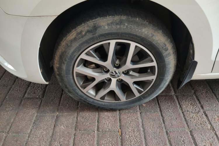 Used Volkswagen Jetta 2015 Value Edition 1.6L Manual Fashionable Style Left Front Wheel Hub