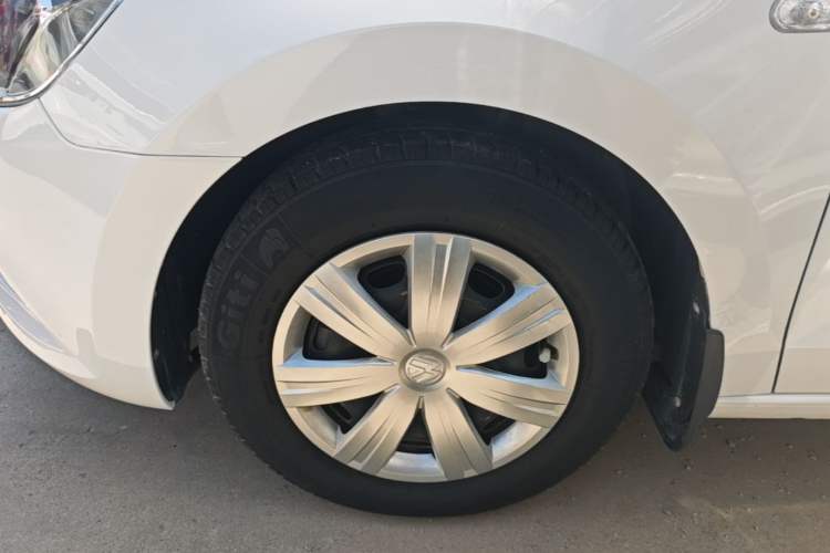 Used Volkswagen Jetta 2015 Value Edition 1.6L Manual Fashionable Style Left Front Wheel Hub