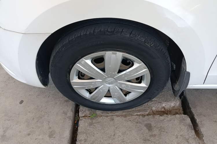Used Volkswagen Jetta 2015 Zhuihui Edition 1.4L Manual Fashion Model Left Front Wheel Hub