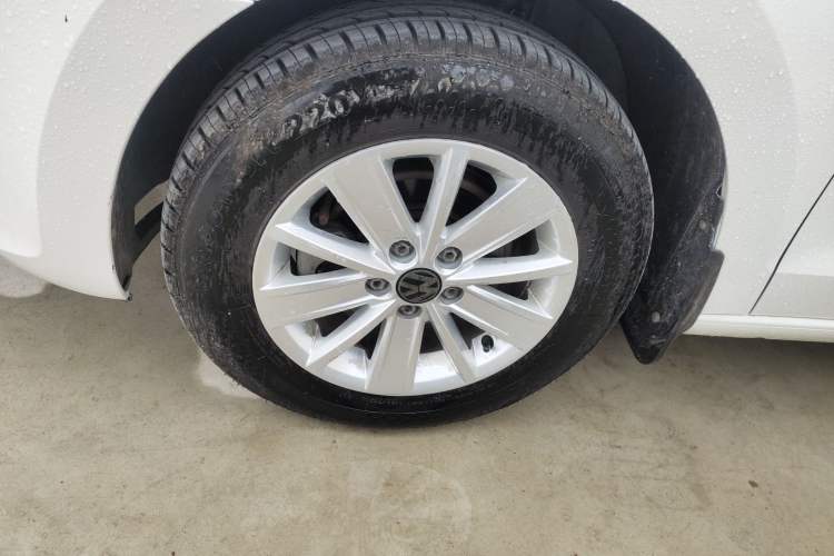 Used Volkswagen Jetta 2015 Value Edition 1.6L Manual Fashionable Style Left Front Wheel Hub
