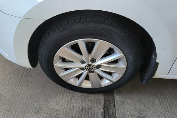 Used Volkswagen Jetta 2015 1.4L Manual Comfort Model Left Front Wheel Hub