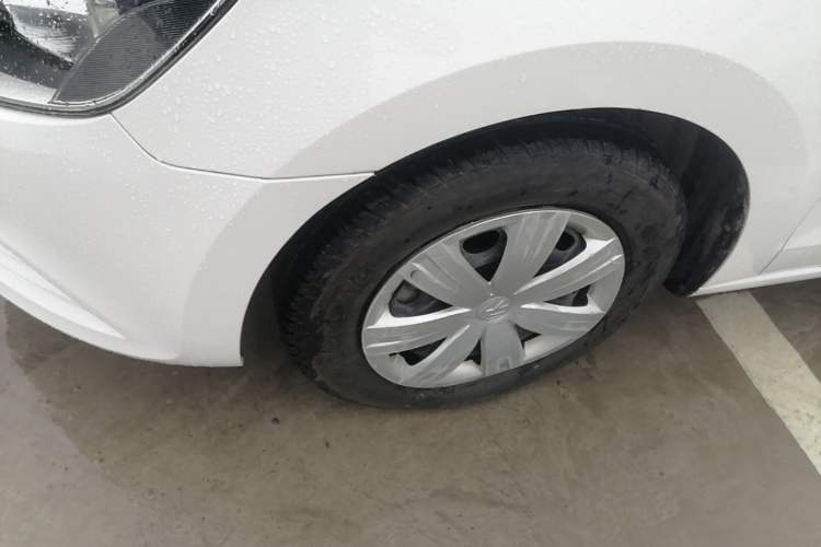 Used Volkswagen Jetta 2015 1.6L Manual Fashion Edition Left Front Wheel Hub
