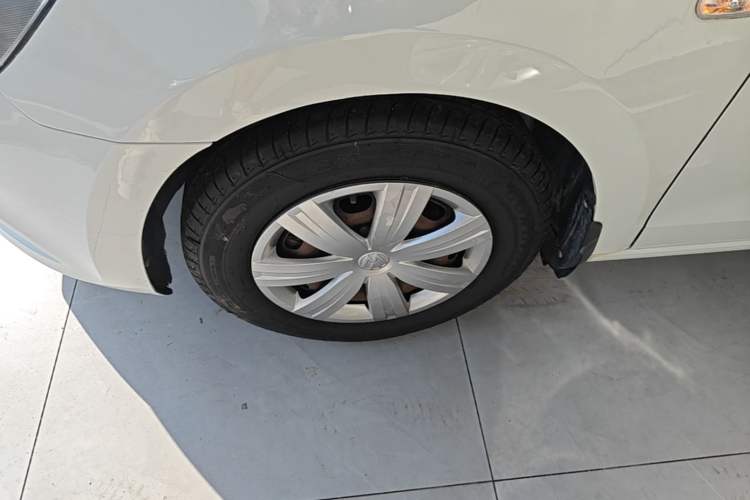Used Volkswagen Jetta 2015 Value Edition 1.6L Manual Fashionable Style Left Front Wheel Hub