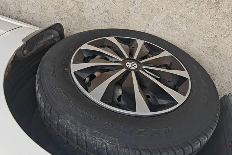 Used Volkswagen Jetta 2015 Value Edition 1.6L Automatic Fashion Version Left Front Wheel Hub