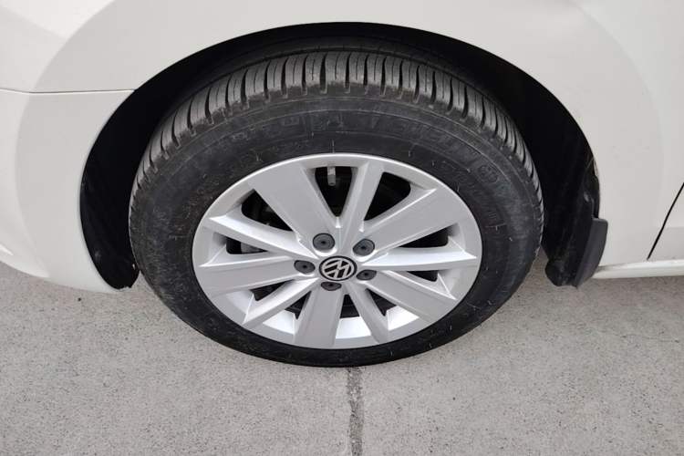 Used Volkswagen Jetta 2015 1.6L Manual Comfort Model Left Front Wheel Hub