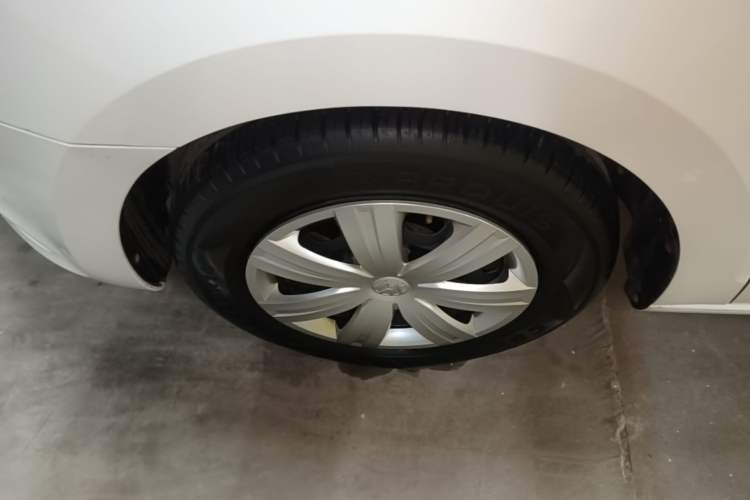 Used Volkswagen Jetta 2015 Value Edition 1.6L Manual Fashionable Style Left Front Wheel Hub