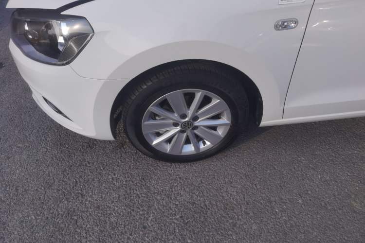 Used Volkswagen Jetta 2015 Value Edition 1.6L Automatic Comfort Version Left Front Wheel Hub