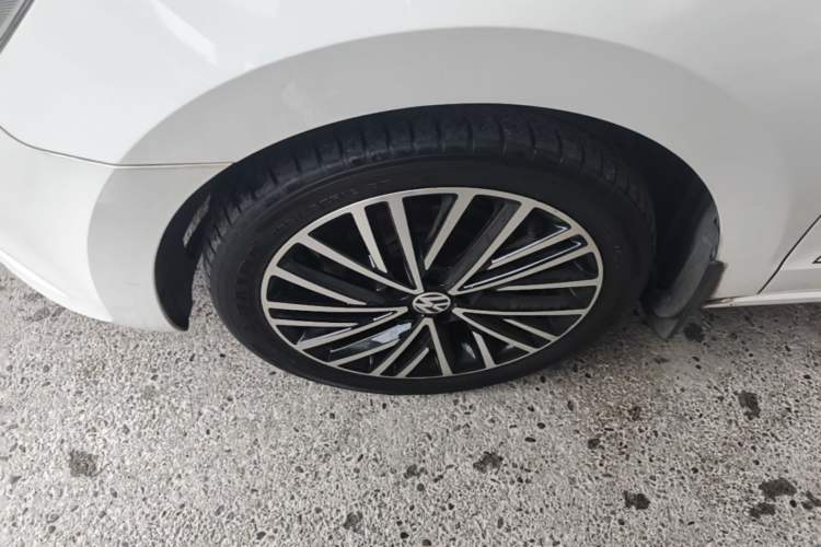 Used Volkswagen Jetta 2015 Value Edition 1.6L Automatic Fashion Version Left Front Wheel Hub