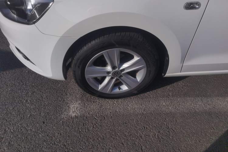 Used Volkswagen Jetta 2015 1.6L Automatic Luxury Model Left Front Wheel Hub