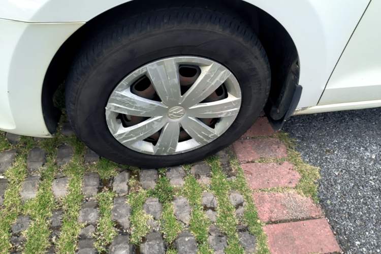 Used Volkswagen Jetta 2015 1.6L Automatic Fashion Model Left Front Wheel Hub