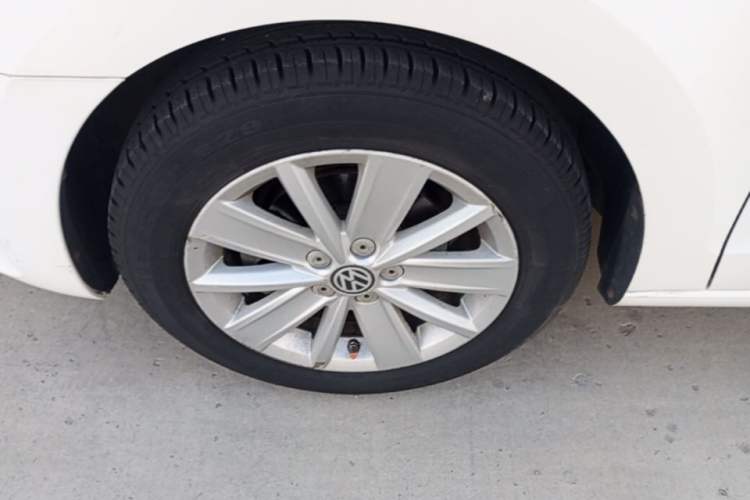 Used Volkswagen Jetta 2015 1.6L Manual Comfort Model Left Front Wheel Hub