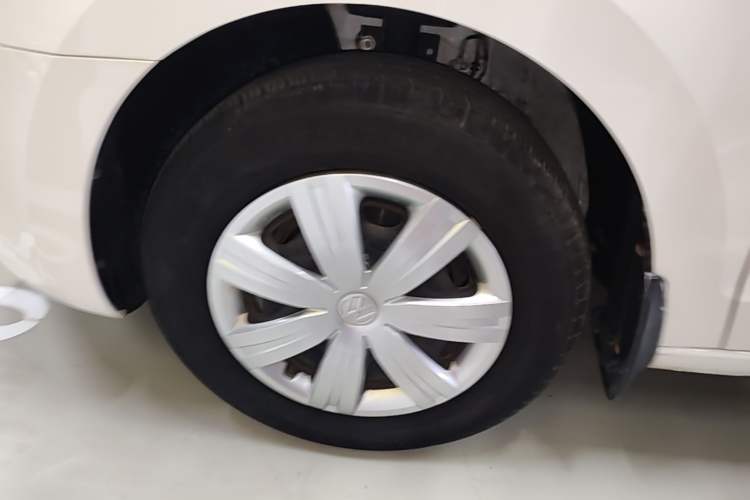 Used Volkswagen Jetta 2015 Value Edition 1.6L Manual Fashionable Style Left Front Wheel Hub