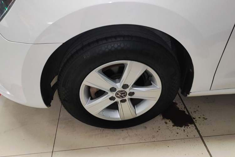 Used Volkswagen Jetta 2015 1.6L Manual Fashion Edition Left Front Wheel Hub