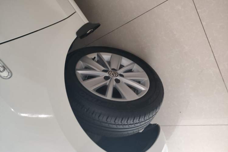 Used Volkswagen Jetta 2015 Value Edition 1.6L Automatic Comfort Version Left Front Wheel Hub