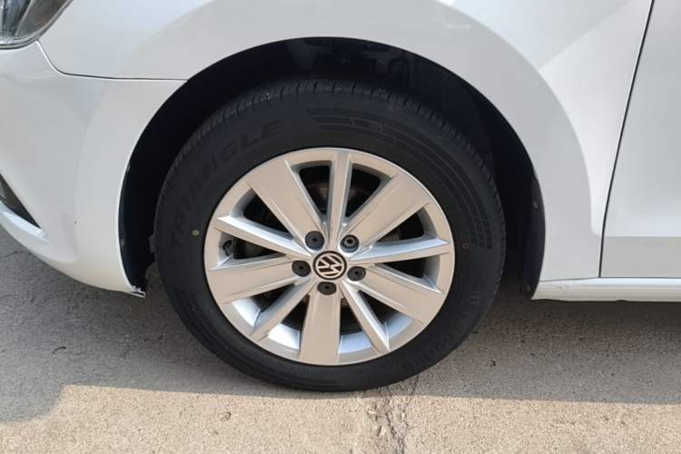 Used Volkswagen Jetta 2015 Value Edition 1.6L Automatic Comfort Version Left Front Wheel Hub