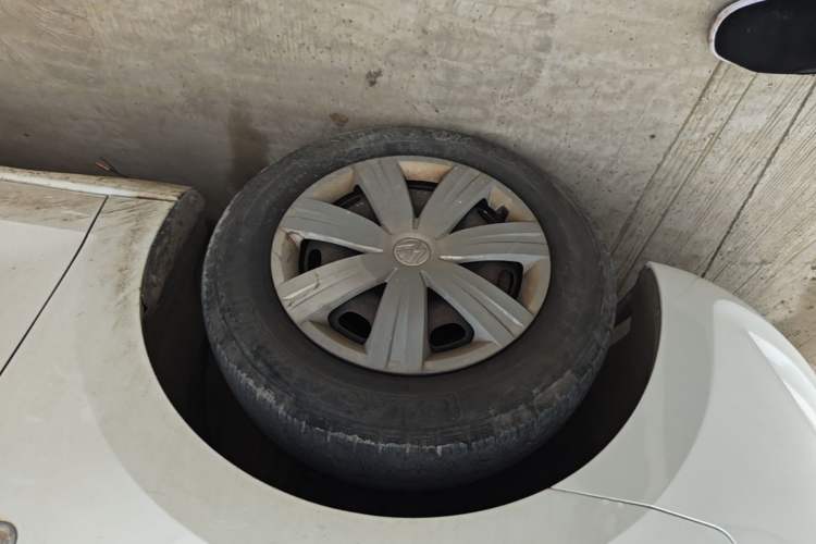 Used Volkswagen Jetta 2015 1.6L Manual Fashion Edition Left Front Wheel Hub