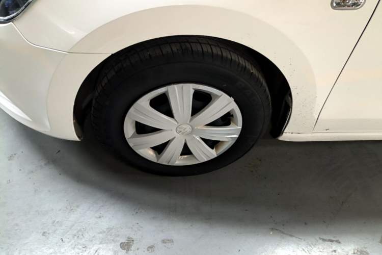 Used Volkswagen Jetta 2015 Value Edition 1.6L Manual Fashionable Style Left Front Wheel Hub